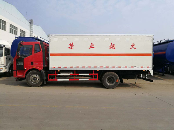 解放6米1（9.9噸）爆破器材車(chē)