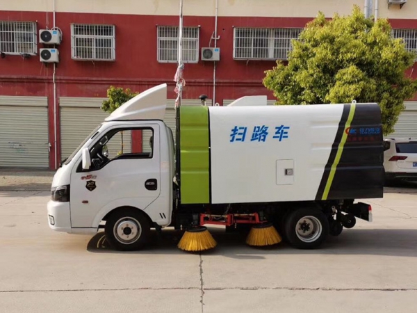 東風(fēng)途運(yùn)2600mm掃路車（0.8方水罐，1.7方塵罐）