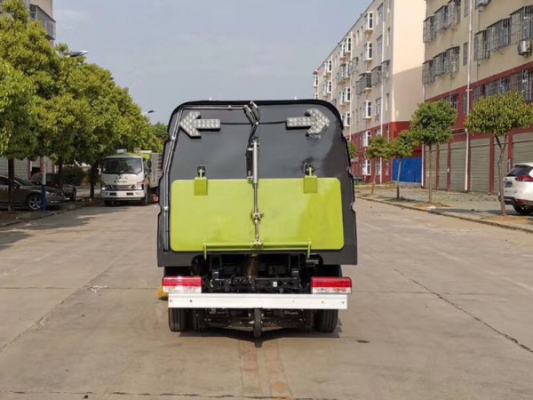 東風(fēng)途運(yùn)2600mm掃路車（0.8方水罐，1.7方塵罐）