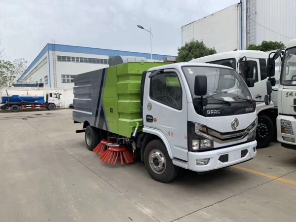 東風(fēng)小多利卡掃路車（1.5方水罐，4方塵罐）
