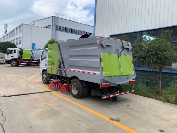 東風(fēng)小多利卡掃路車（1.5方水罐，4方塵罐）