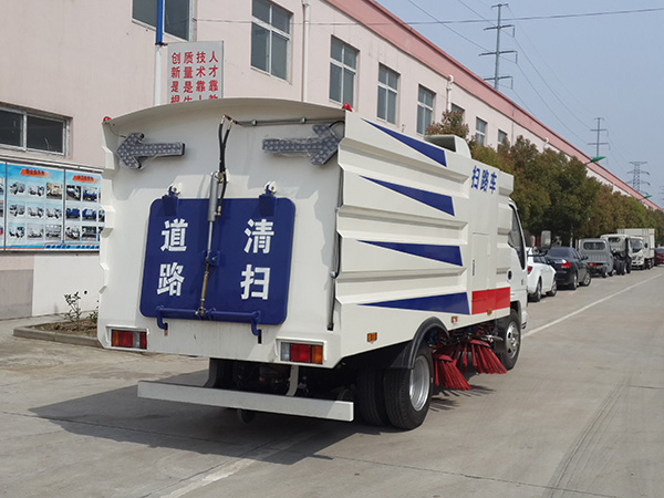 五十鈴掃路車（1.5方水罐，4方塵罐）
