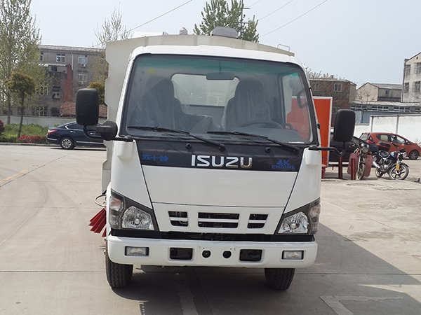 五十鈴掃路車（1.5方水罐，4方塵罐）