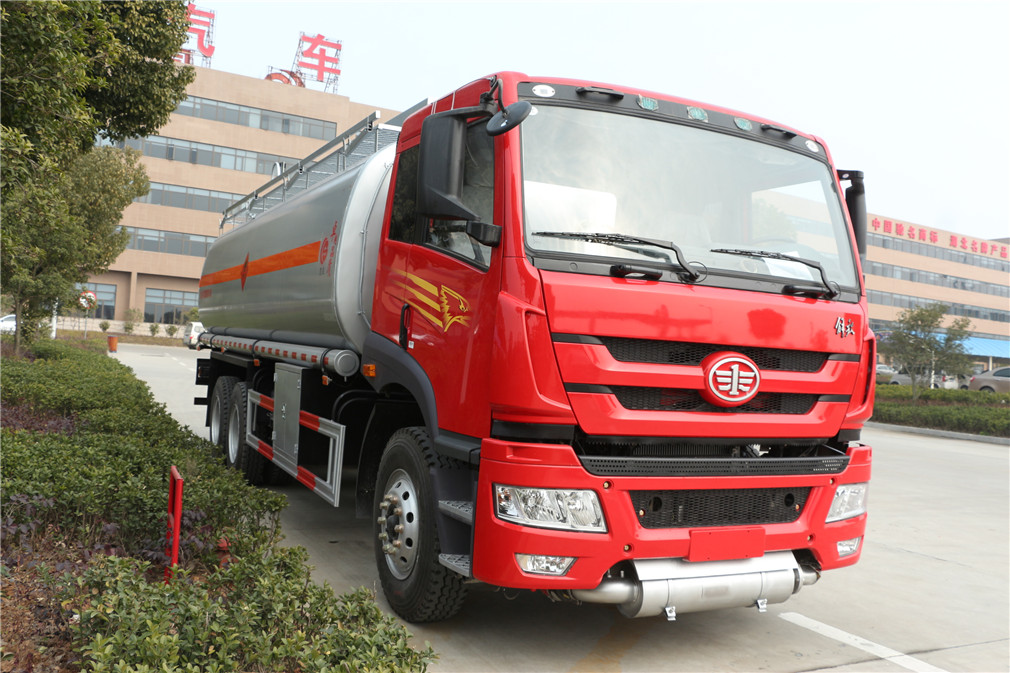 解放后八輪23方運(yùn)油車(chē)