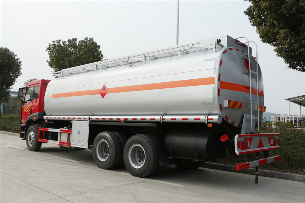 解放后八輪23方運(yùn)油車(chē)