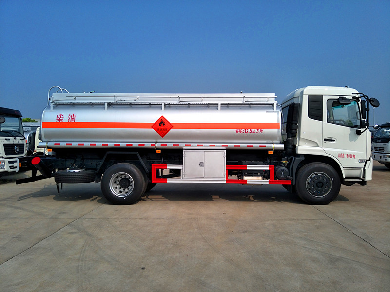  東風(fēng)天錦10噸油罐車(chē)
