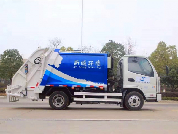 凱馬國(guó)六4方藍(lán)牌壓縮式垃圾車(chē)