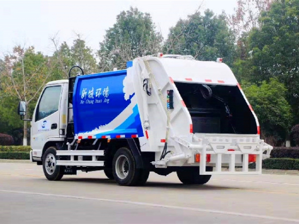 凱馬國(guó)六4方藍(lán)牌壓縮式垃圾車(chē)