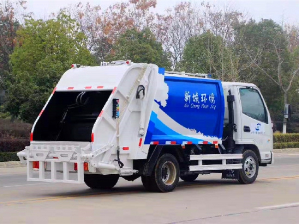 凱馬國(guó)六4方藍(lán)牌壓縮式垃圾車(chē)