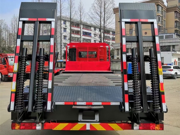 國(guó)六柳汽乘龍前四后八平板運(yùn)輸車，挖機(jī)拖車
