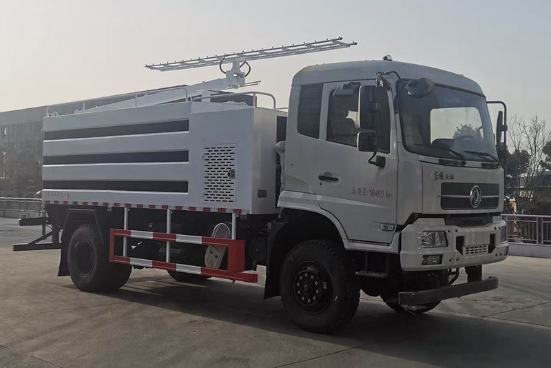 東風(fēng)四驅(qū)光伏板清洗車，8方水罐