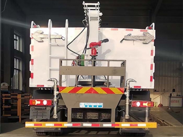 東風(fēng)四驅(qū)光伏板清洗車，8方水罐