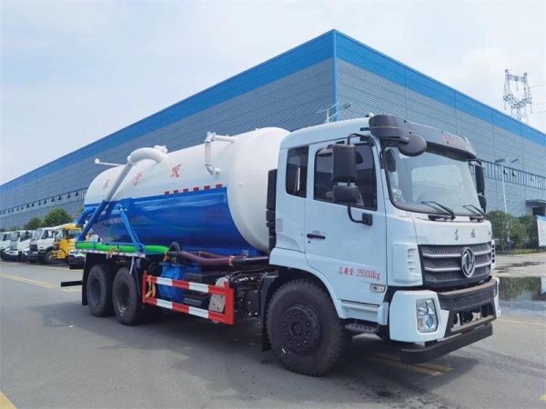 東風(fēng)D17后雙橋18方吸污車(chē)，配水循環(huán)泵加10米吸污帶。