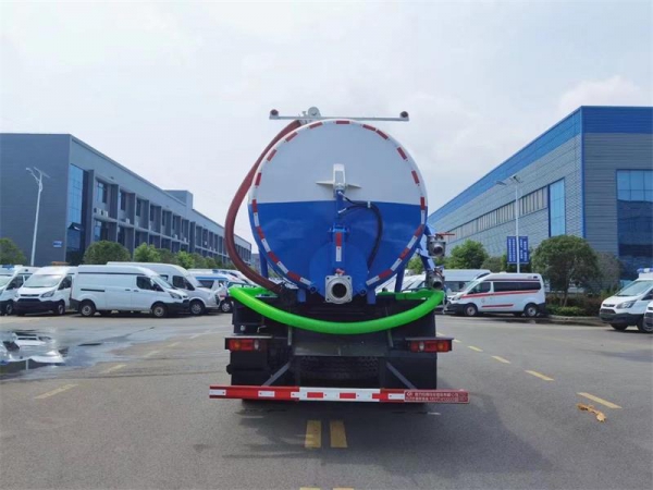 東風(fēng)D17后雙橋18方吸污車(chē)，配水循環(huán)泵加10米吸污帶。