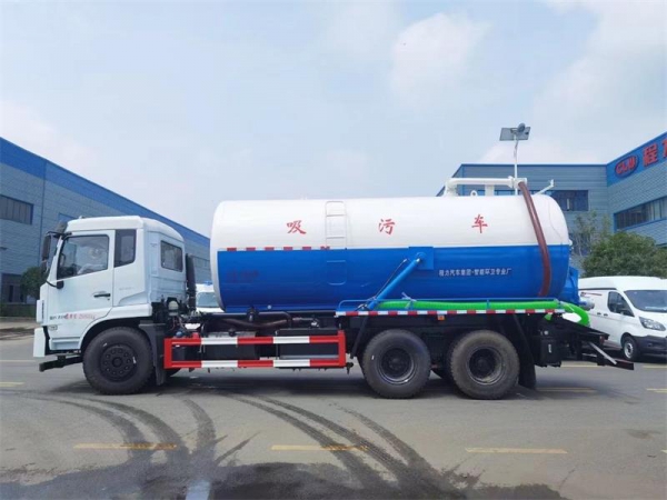 東風(fēng)D17后雙橋18方吸污車(chē)，配水循環(huán)泵加10米吸污帶。