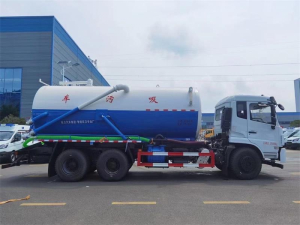 東風(fēng)D17后雙橋18方吸污車(chē)，配水循環(huán)泵加10米吸污帶。
