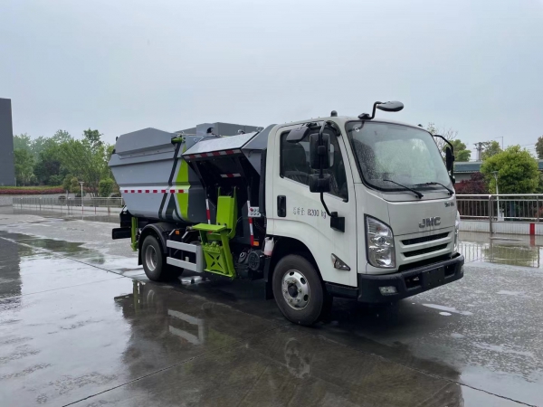 江鈴雙倉(cāng)垃圾車(chē)，垃圾分類(lèi)運(yùn)輸車(chē)