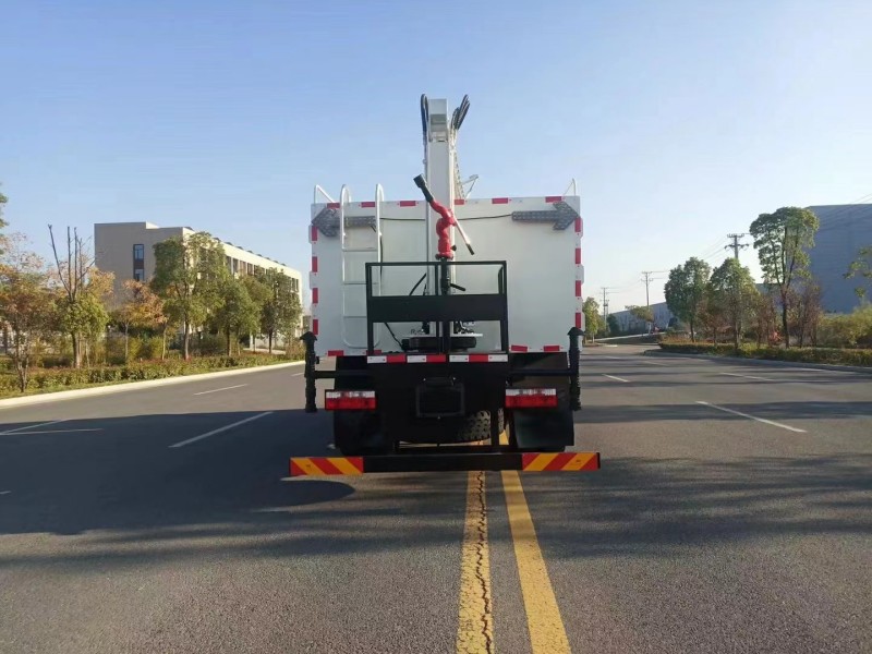 東風(fēng)D9光伏板清洗車
